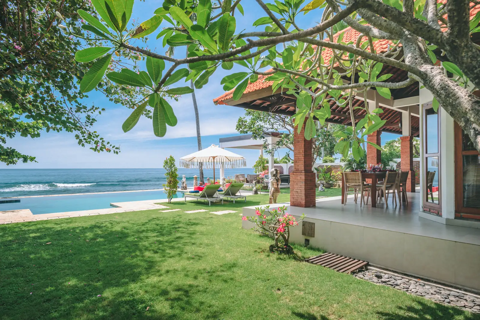 The villa, its garden and infinity pool facing the sea